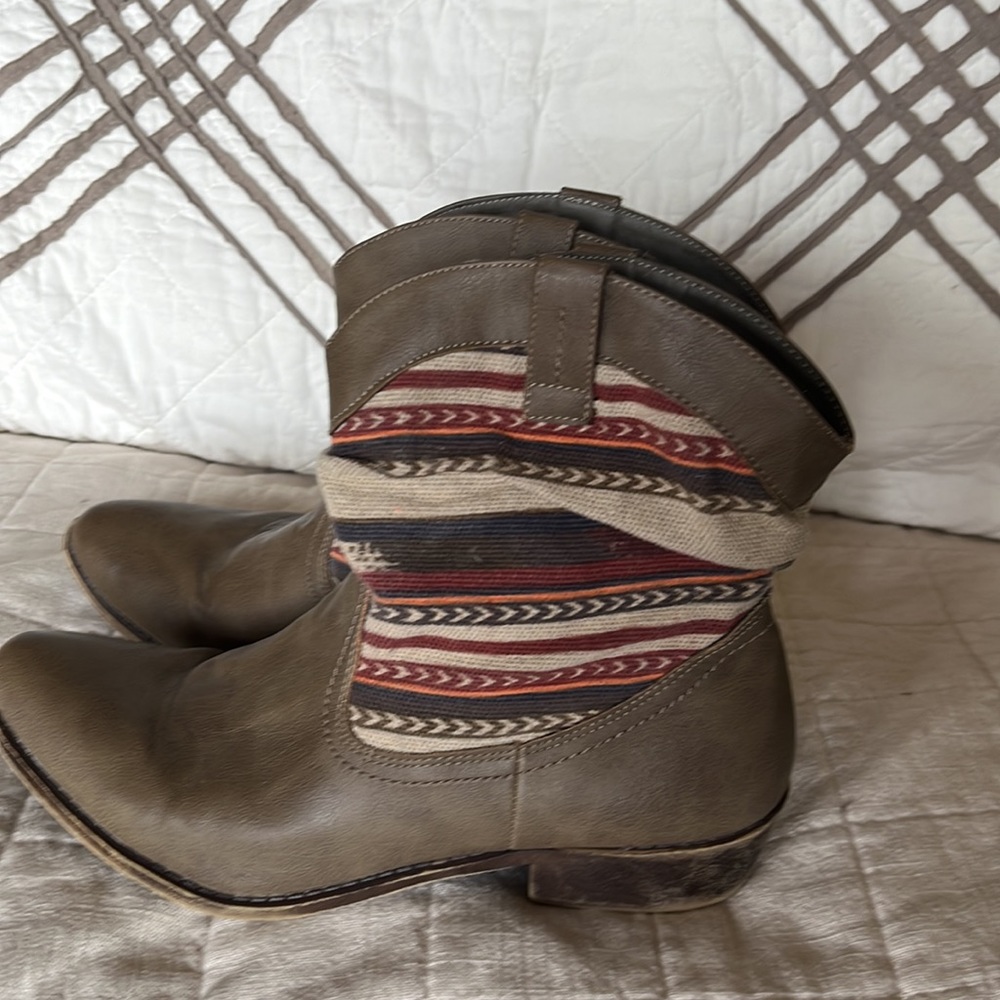 Unionbay Bootie With Slouch Patterned Top Size 9.5 - image 3